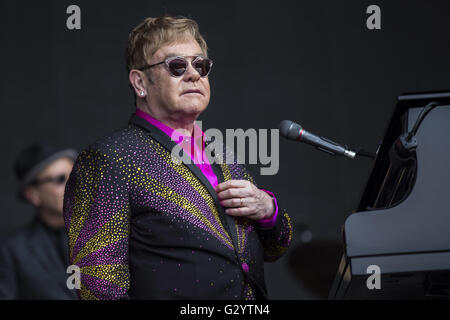 Erfurt, Allemagne. 4 juin, 2016. Elton John il se produit sur scène lors de son "Merveilleux Crazy Night Tour 2016' au bistro le 4 juin 2016 à Erfurt, en Allemagne. Dans le monde d'utilisation | © dpa/Alamy Live News Banque D'Images