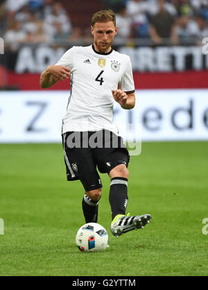 Gelsenkirchen, Allemagne. 04 Juin, 2016. L'Allemagne Benedikt Hoewedes en action au cours de l'international football match amical entre l'Allemagne et la Hongrie à la Veltins Arena de Gelsenkirchen, Allemagne, 04 juin 2016. Photo : ARNE DEDERT/dpa/Alamy Live News Banque D'Images