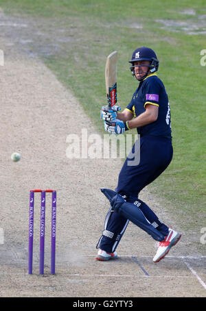 Old Trafford, Manchester, Royaume-Uni. Le 05 juin, 2016. Royal London One Day Cup. La foudre du Lancashire et Warwickshire. Le Warwickshire all-rounder Rickie Clarke tire le ballon sur la legside. © Plus Sport Action/Alamy Live News Banque D'Images