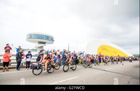 Aviles, Espagne. 4 juin, 2016. Jorik van Egdom (Pays-Bas) les leaders du peloton pendant la course des hommes elite & U-23 Catégories de 2016 aux Championnats du Monde de Duathlon de l'ITU Aviles au centre Niemeyer le 4 juin 2016 à Aviles, Espagne. Crédit : David Gato/Alamy Live News Banque D'Images