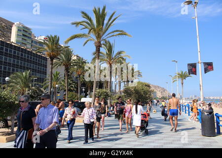 Alicante, Espagne 5e, juin 2016 Peple déguster chaud et ensoleillé dans la station balnéaire d'Alicante, Espagne. Beaucoup de citoyens et de touristes bronzer, nager dans la mer Méditerranée et marcher le long de la côte d'Alicante. Credit : Michal Fludra/Alamy Live News Banque D'Images