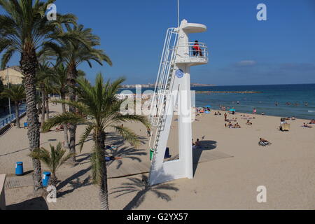 Alicante, Espagne 5e, juin 2016 Peple déguster chaud et ensoleillé dans la station balnéaire d'Alicante, Espagne. Beaucoup de citoyens et de touristes bronzer, nager dans la mer Méditerranée et marcher le long de la côte d'Alicante. Credit : Michal Fludra/Alamy Live News Banque D'Images