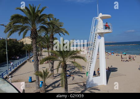 Alicante, Espagne 5e, juin 2016 Peple déguster chaud et ensoleillé dans la station balnéaire d'Alicante, Espagne. Beaucoup de citoyens et de touristes bronzer, nager dans la mer Méditerranée et marcher le long de la côte d'Alicante. Credit : Michal Fludra/Alamy Live News Banque D'Images