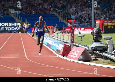 Mo Farah brise un record de 34 ans pour le 3000m auparavant fixé à 7:32.79 par David Moorcroft en 1982. Farah bat le record avec un temps de 7:32.62, à 17 centièmes de seconde plus rapide. Il a dédié sa victoire au boxeur Muhammad Ali qui meurt à peine deux jours avant. Banque D'Images