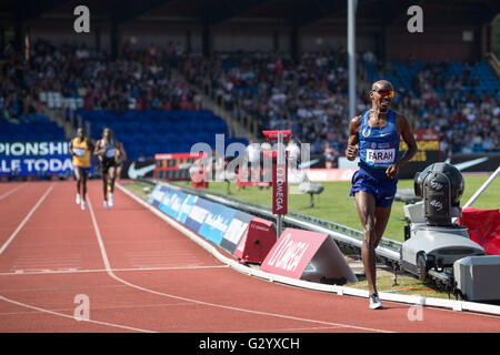 Mo Farah brise un record de 34 ans pour le 3000m auparavant fixé à 7:32.79 par David Moorcroft en 1982. Farah bat le record avec un temps de 7:32.62, à 17 centièmes de seconde plus rapide. Il a dédié sa victoire au boxeur Muhammad Ali qui meurt à peine deux jours avant. Banque D'Images