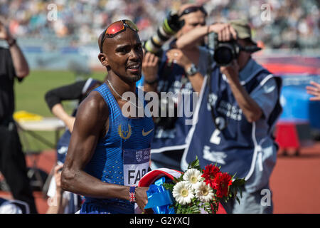 Mo Farah brise un record de 34 ans pour le 3000m auparavant fixé à 7:32.79 par David Moorcroft en 1982. Farah bat le record avec un temps de 7:32.62, à 17 centièmes de seconde plus rapide. Il a dédié sa victoire au boxeur Muhammad Ali qui meurt à peine deux jours avant. Banque D'Images