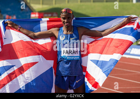 Mo Farah brise un record de 34 ans pour le 3000m auparavant fixé à 7:32.79 par David Moorcroft en 1982. Farah bat le record avec un temps de 7:32.62, à 17 centièmes de seconde plus rapide. Il a dédié sa victoire au boxeur Muhammad Ali qui meurt à peine deux jours avant. Banque D'Images