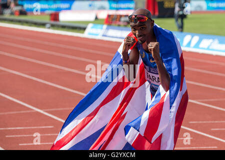 Mo Farah brise un record de 34 ans pour le 3000m auparavant fixé à 7:32.79 par David Moorcroft en 1982. Farah bat le record avec un temps de 7:32.62, à 17 centièmes de seconde plus rapide. Il a dédié sa victoire au boxeur Muhammad Ali qui meurt à peine deux jours avant. Banque D'Images