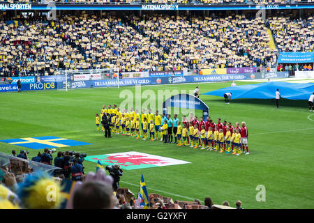 La Friends Arena, Stockholm, Suède, 5 juin 2016. La Suède face au Pays de Galles au cours des warm up jeu pour les deux équipes avant l'Euro 2016 en France. La Suède a gagné 3-0. Sur la photo : Les équipes durant les hymnes nationaux. Photo : Rob Watkins/Alamy News Banque D'Images