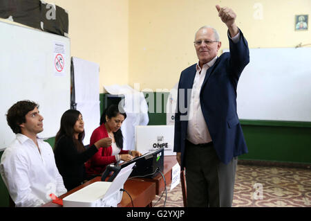 Lima, Pérou. 5 juin, 2016. Le candidat présidentiel de Péruviens de changement (PPK, pour son sigle en espagnol) partie Pedro Pablo Kuczynski (1e R) arrive à un bureau de scrutin pour voter lors du deuxième tour des élections présidentielles à Lima, capitale du Pérou, le 5 juin 2016. Un total de 22 901 954 électeurs, dont 884 924 Péruviens qui vivent à l'étranger, sont admissibles à voter dimanche pour élire le nouveau président du Pérou. Crédit : Oscar Farje Gomero/ANDINA/Xinhua/Alamy Live News Banque D'Images