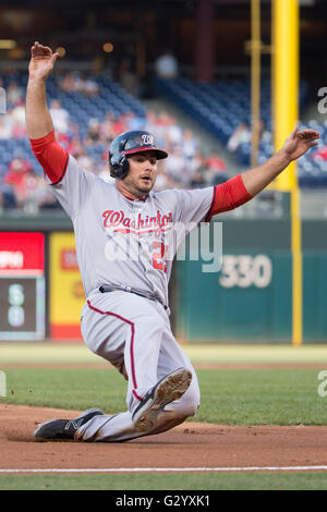 Philadelphie, Pennsylvanie, USA. 31 mai, 2016. Le voltigeur des Nationals de Washington Clint Robinson (25) glisse en troisième base au cours de la MLB match entre les Nationals de Washington et des Phillies de Philadelphie à la Citizens Bank Park de Philadelphie, Pennsylvanie. Les Nationals de Washington a gagné 5-1. Christopher Szagola/CSM/Alamy Live News Banque D'Images