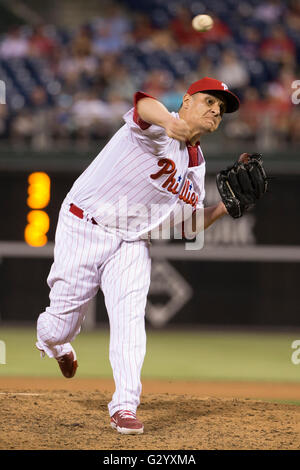 Philadelphie, Pennsylvanie, USA. 31 mai, 2016. De baseball des Phillies de Philadelphie David Hernandez (30) lance un lancer au cours de la MLB match entre les Nationals de Washington et des Phillies de Philadelphie à la Citizens Bank Park de Philadelphie, Pennsylvanie. Les Nationals de Washington a gagné 5-1. Christopher Szagola/CSM/Alamy Live News Banque D'Images