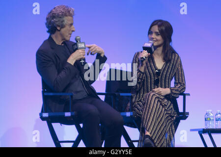 Washington, DC, USA. 5 juin, 2016. Peter Capaldi et Jenna-Louise Coleman, qui dépeignent le douzième Docteur et Clara Oswald au médecin qui, faisant un Q&A à la Super Con 2016, tenue à Washington, DC. Credit : Evan Golub/ZUMA/Alamy Fil Live News Banque D'Images