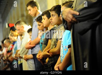 Damas, Syrie. 5 juin, 2016. Les enfants syriens prendre part à une soirée de prières à la mosquée des Omeyyades à Damas, capitale de la Syrie, le 5 juin 2016. Soirée de prières ont été effectuées dimanche soir pour marquer le début du Ramadan en Syrie. © Ammar/Xinhua/Alamy Live News Banque D'Images