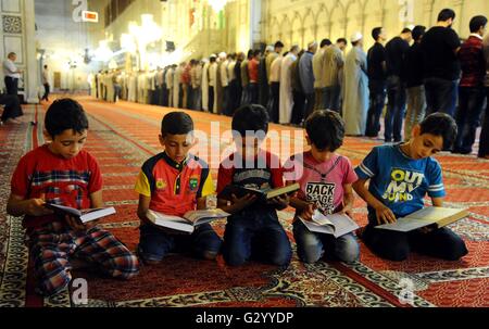 Damas, Syrie. 5 juin, 2016. Les enfants syriens de réciter le Saint Coran lors d'une soirée de prières à la mosquée des Omeyyades à Damas, capitale de la Syrie, le 5 juin 2016. Soirée de prières ont été effectuées dimanche soir pour marquer le début du Ramadan en Syrie. © Ammar/Xinhua/Alamy Live News Banque D'Images