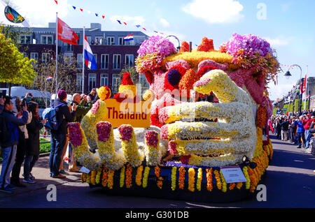 Char de fleurs et de sculptures de fleurs dans le rapport annuel d'Hollande corso fleuri. 2016 thème a été fleurs & Fashion Banque D'Images