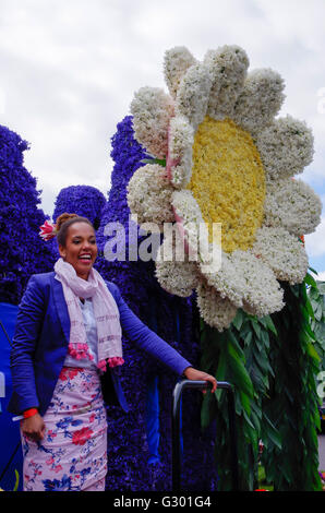 Char de fleurs et de sculptures de fleurs dans le rapport annuel d'Hollande corso fleuri. 2016 thème a été fleurs et la mode. Banque D'Images