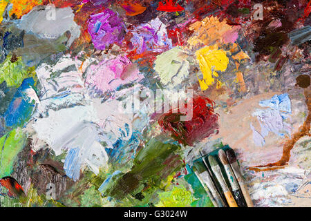 Palette multicolore lumineux de mélange de peinture à l'huile avec Pinceaux Banque D'Images