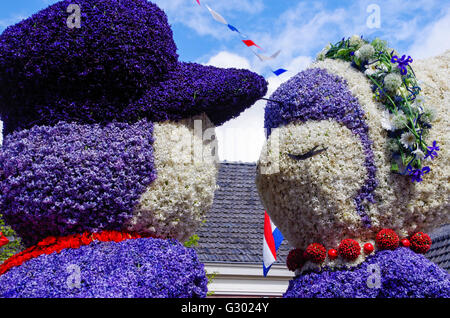 Char de fleurs et de sculptures de fleurs dans le rapport annuel d'Hollande corso fleuri. 2016 thème a été fleurs et la mode. Banque D'Images