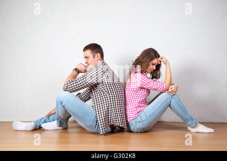 Couple assis avec le dos tourné après avoir un argument Banque D'Images