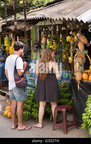 Sri Lanka, Ella, touristes shopping dans le secteur des fruits et légumes du marché Banque D'Images