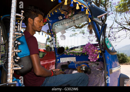 Sri Lanka, Ella, auto rickshaw driver en tuktuk à la décoration colorée. Banque D'Images