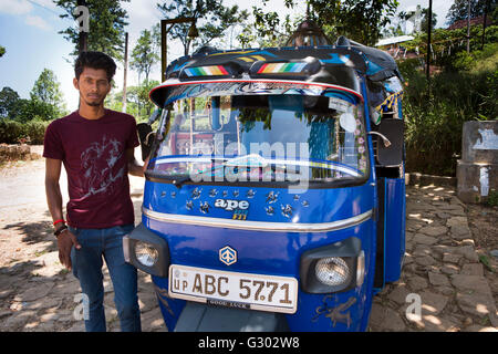 Sri Lanka, Ella, auto rickshaw driver avec un tuktuk à la décoration colorée. Banque D'Images