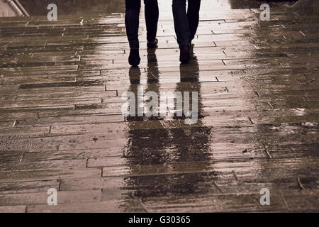 Une marche sous la pluie. Silhouettes de personnes sous la pluie Banque D'Images