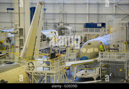 Une série C de Bombardier jet est indiqué sur la ligne de montage dans une usine d'assemblage de Bombardier à Mirabel (Québec), Canada, vendredi, le 2 avril Banque D'Images