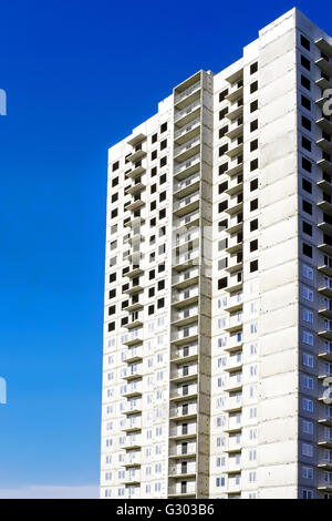 Des tours d'immeuble résidentiel en construction. Sur fond de ciel bleu Banque D'Images