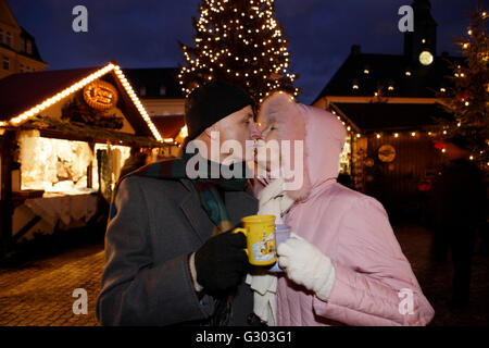 Un couple de personnes âgées s'embrasser au marché de Noël à Annaberg-Buchholz, Saxe Banque D'Images