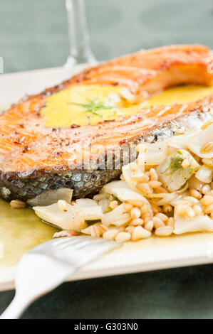 Repas de fruits de mer avec saumon poêlé, boulgour, le fenouil et l'aïoli Banque D'Images
