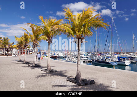 Front de mer, port de plaisance de Puerto Calero, Lanzarote, îles Canaries, Espagne Banque D'Images