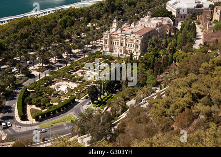 Voir à partir de la Monte de Gibralfaro sur les jardins de Jardines de Pedro Luis Alonso avec l'Hôtel de Ville, el Ayuntamiento, Málaga Banque D'Images