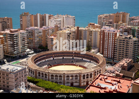 Voir à partir de la Monte de Gibralfaro sur une arène entourée de gratte-ciels, Málaga, Andalousie, Espagne, Europe, PublicGround Banque D'Images