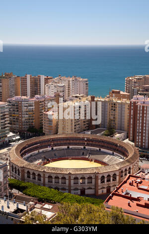 Voir à partir de la Monte de Gibralfaro sur une arène entourée de gratte-ciels, Málaga, Andalousie, Espagne, Europe, PublicGround Banque D'Images