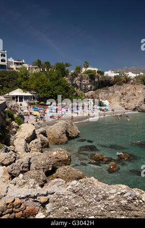 Vue depuis le pont d'observation du balcon de l'Europe vers la plage et la côte de Nerja, Costa del Sol, Andalousie, Espagne Banque D'Images