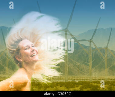 Double exposition de femme blonde et éolienne dans le désert de Californie Banque D'Images