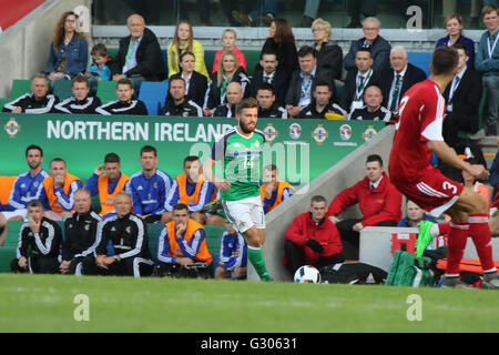 27 mai 2016 - Vauxhall Défi International (Friendly). L'Irlande du Nord 3 Belarus 0. L'Irlande du Nord Stuart Dallas (14) sur l'aile gauche. Banque D'Images