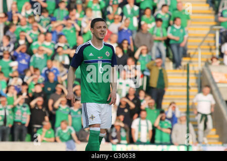 27 mai 2016 - Vauxhall Défi International (Friendly). L'Irlande du Nord 3 Belarus 0. L'Irlande du Nord Chris Baird (6) durant le jeu. Banque D'Images