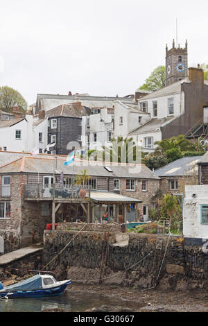 Logement donnant sur le port de Falmouth en dessous du 17e siècle, le roi Charles le martyr de l'église paroissiale Banque D'Images