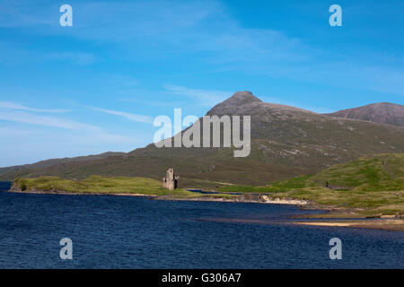 Château d'Ardvreck, Loch Assynt, Assynt, avec Quinag en arrière-plan, Sutherland, Scotland Banque D'Images