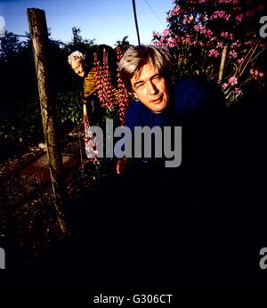 AJAXNETPHOTO - MAI 1989. ULCOMBE, ANGLETERRE. - PHOTOGRAPHE TIM PAGE (B25/05/1944-d24/08/2022.) DANS LE JARDIN DE SA MAISON À WINDMILL HILL. PHOTO:JONATHAN EASTLAND/AJAX REF: (C)PEO PAGE TIM MONT 89 Banque D'Images