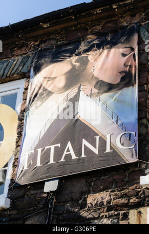 Affiche publicitaire de la projection du film Titanic sur le mur extérieur d'un pub. Banque D'Images