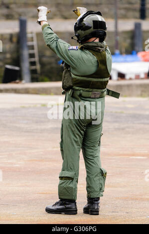 Hélicoptère de la Marine royale d'un aviateur Sea King guides de recherche et de sauvetage par hélicoptère pendant qu'il Banque D'Images