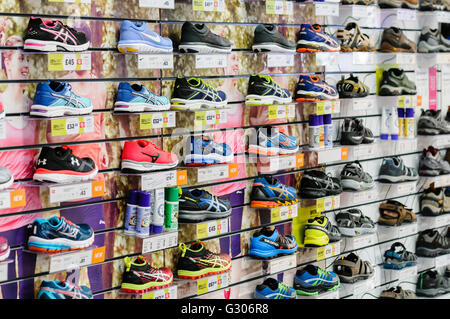 Chaussures de course pour femmes en vente sur rendez-vous plein air sports shop. Banque D'Images