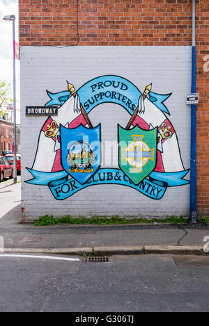 Murale Belfast commémorant les partisans de l'équipe de football de l'Irlande du Nord. Banque D'Images