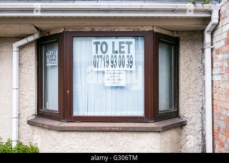 Soit par le signe dans la fenêtre d'une maison de 5 chambres disponible à la location. Banque D'Images