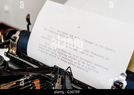 Machine à écrire à l'ancienne avec des instructions pour Cypher mails à bord d'un navire de la WW1. Banque D'Images