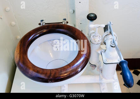 Une toilette dans une couchette de l'agent avec une pompe à main WW1 bateau de la Royal Navy Banque D'Images